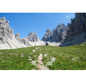 Il bivacco Perugini, al centro del circo glaciale dell'alta Val Montanaia